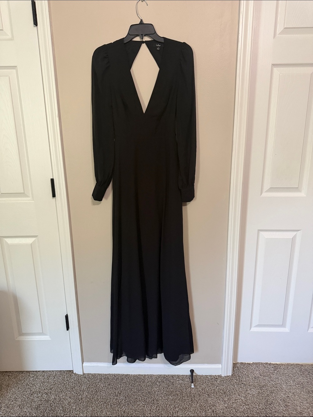 Lulu's Black Long Sleeve Dress with vneck Front and black cut out. Size small